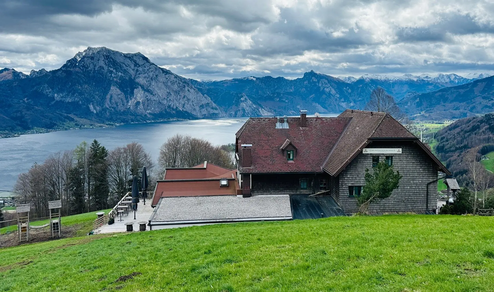 Zwei Vollblut-Gastronomen haben auf dem 822 Meter hohen Hausberg von Altmünster eine exklusive Eventlocation entstehen lassen