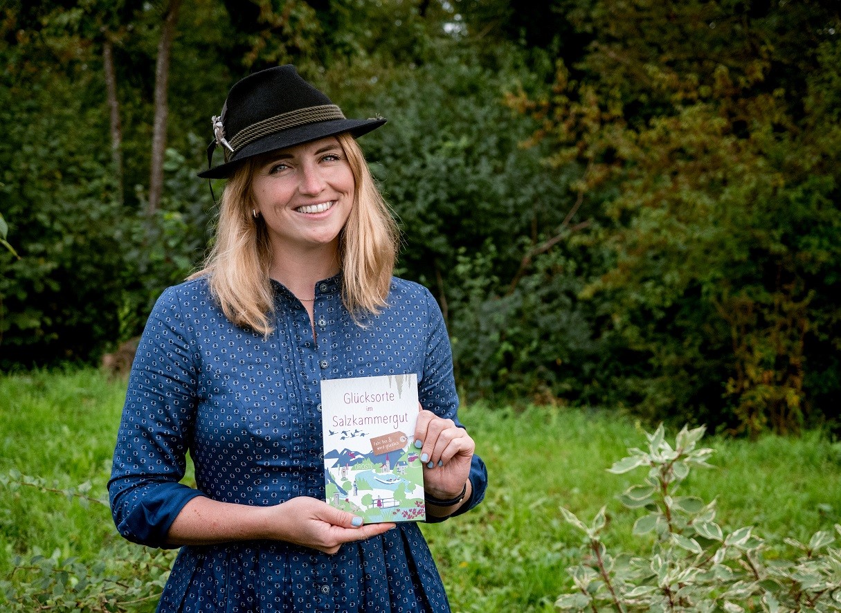 Autorin Viktoria Urbanek mit ihrem Buch (Foto: Urbanek)