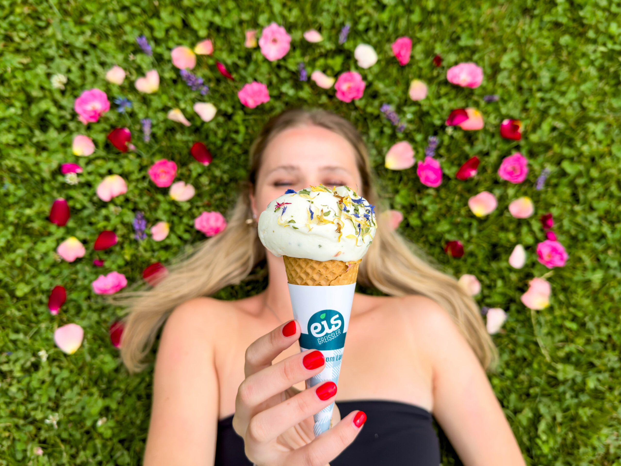 Blumenwiese im Eisbecher mit Kräutern von Sonnentor (Foto: Eis Greissler)
