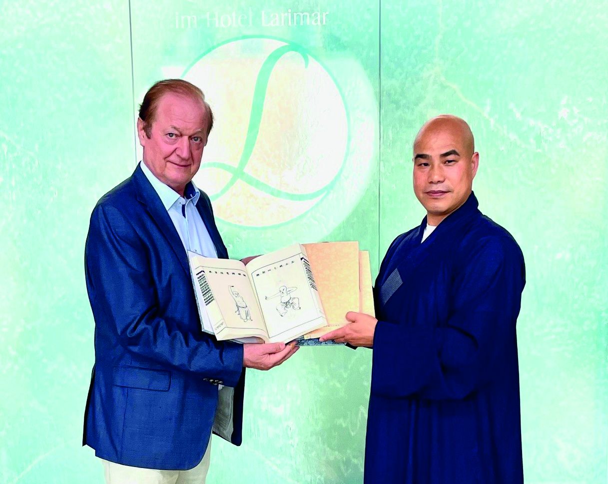 Shaolin Großmeister Shi Yan Liang übergibt Urschrift an Hotelier Johann Haberl