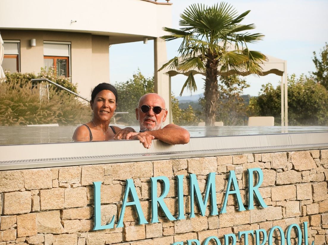 Otto und Shirley Retzer im Larimar Infinitypool