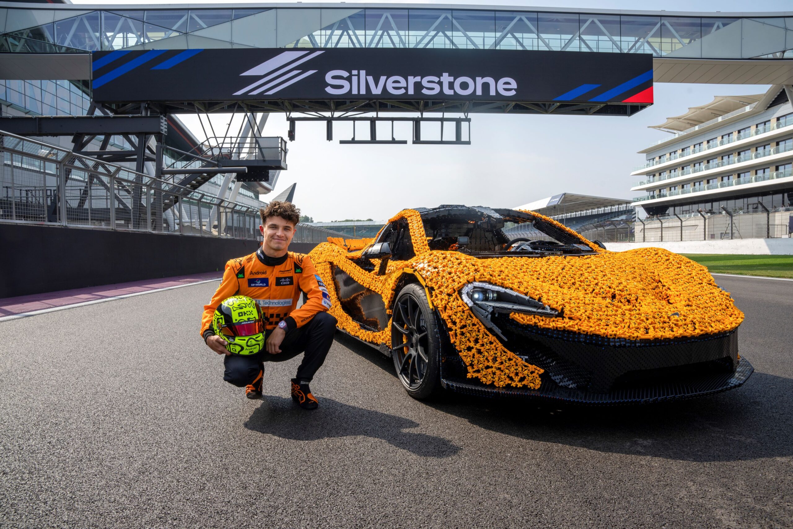 Lando Norris vor dem Big Build des McLaren P1 Supersportwagens