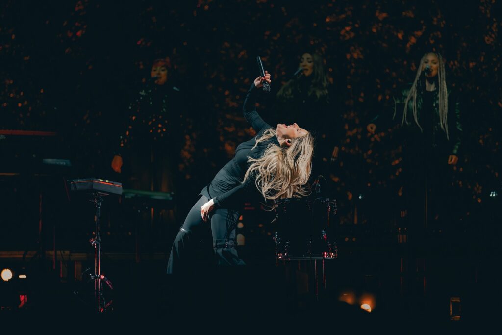 Ellie Goulding begeisterte tausende Besucher mit einer mitreißenden Show vor der beeindruckenden Bergkulisse von Ischgl und der Silvretta Arena.