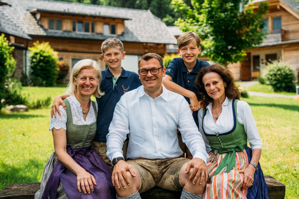 Familienunternehmen in 5. Generation: Jakob Forstnig mit Frau Birgit und ihren zwei Söhnen sowie mit Mutter Elisabeth Moser (Foto: Gert Perauer)