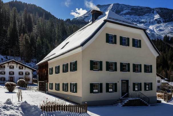 Außenansicht des Bauernhauses 1864 im Winter