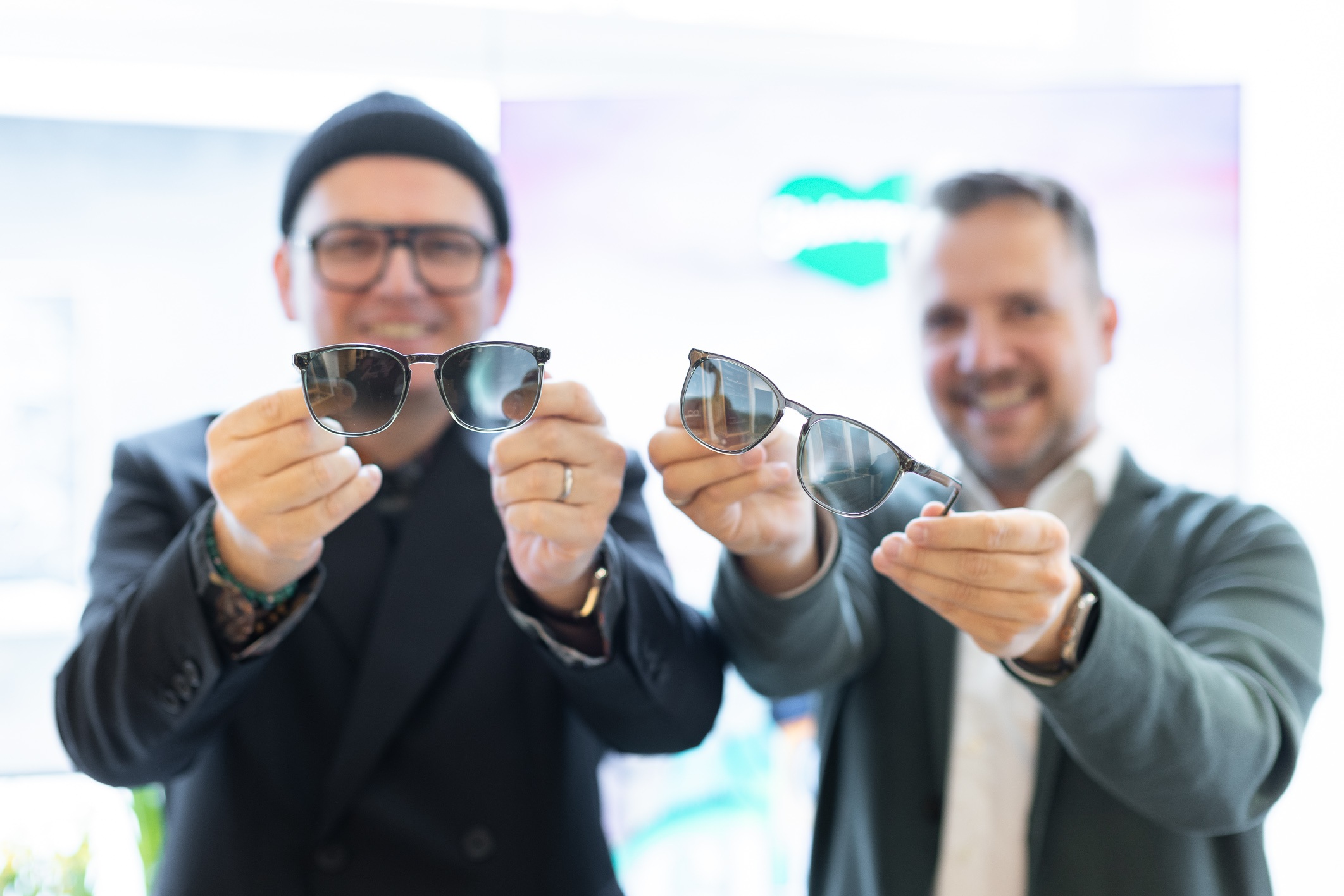 Gemeinsame Vision für das Grüne Herz: Die Köpfe hinter der exklusiven Kooperation präsentieren das limitierte Modell „Andy“ – Handarbeit aus Hartberg trifft auf modernes Design. (Foto: STG)